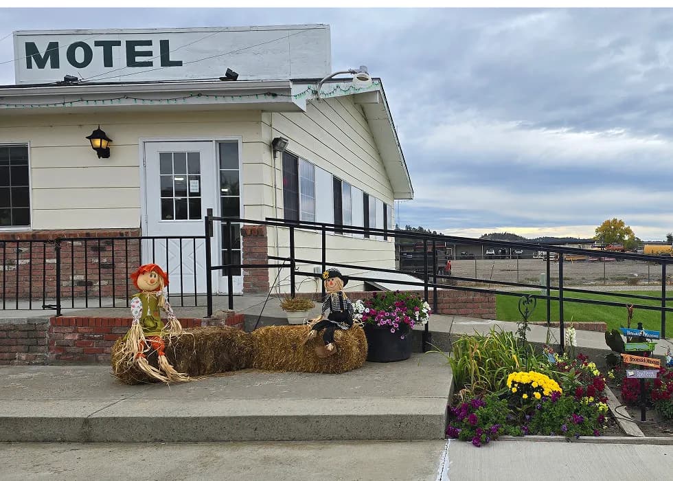 Comfortable stay atmosphere at Rails Inn Motel, road-trip friendly lodging in eastern Montana.
